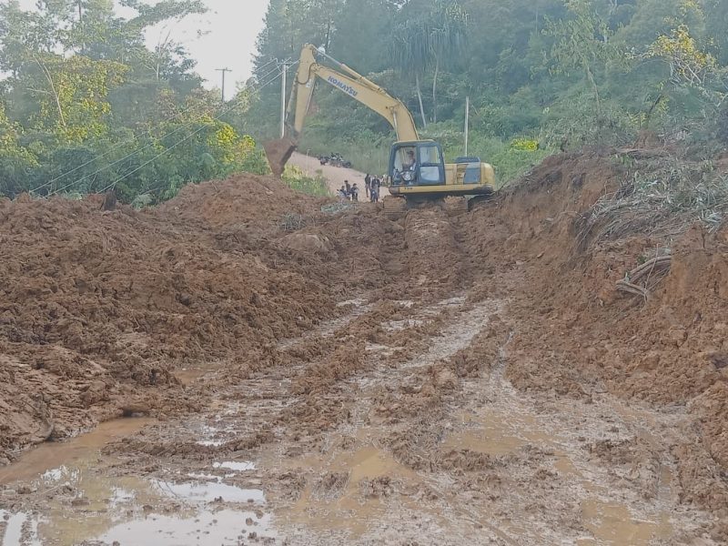 Untuk ruas jalan KKA hari ini tim kami melaporkan 4 titik longsor dibersihkan sudah sampai KM 31,