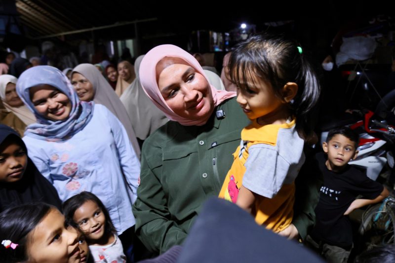 Ketua TP PKK Marlina berbaur dengan warga dan anak-anak di posko pengungsian. Termasuk saat mengantar bantuan ke Posko Pengungsian Gampong Lueng Kuli Kecamatan Peusangan Selatan, Minggu (14/12/2025)