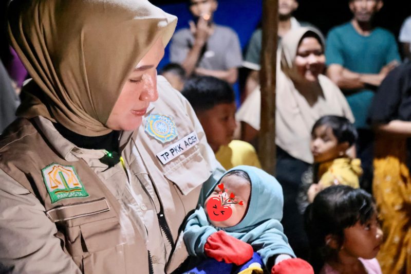 Ketua TP PKK Aceh Marlina Muzakir, menyalurkan bantuan tanggap darurat untuk korban terdampak banjir di Gampong Rumoh Rayeuk dan Gampong Bukit Linteung Kecamatan Langkahan, Selasa (16/12/2025).