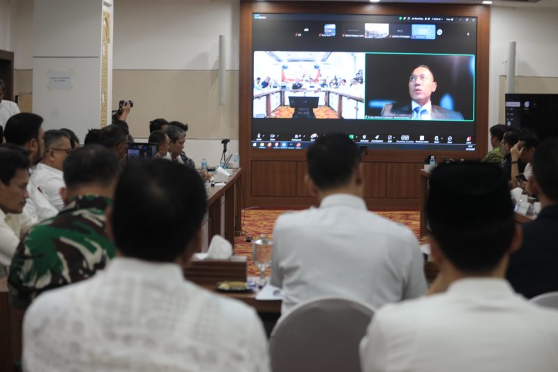 Sekda Aceh, M. Nasir, S.IP, MPA di dampingi forkopimda Aceh, serta Jajaran SKPA terkait bersama Kementrian Koordinator Infrastruktur & Pembangunan Kewilayahan melakukan rapat koordinasi  turut hadir dalam rapat tersebut Agus Harimurti Yudhoyono (AHY) selaku Menko secara daring, di Posko Tanggap Darurat Aceh, Kantor Gubernur Aceh, Jum'at, 19/12/ 2025