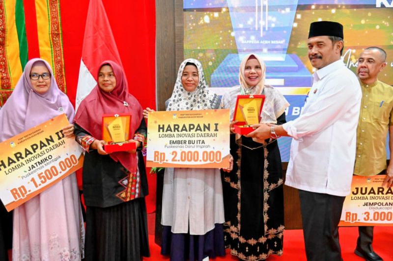 Wakil Bupati Aceh Besar Drs H Syukri A Jalil menyerahkan pelakat penghargaan kepada Penganugrahan Inovasi Daerah dan Perencanaan Pembangunan Kabupaten Aceh Besar Tahun 2025 di Meuligoe Bupati Aceh Besar, Kota Jantho, Jum'at 19/12/2025.