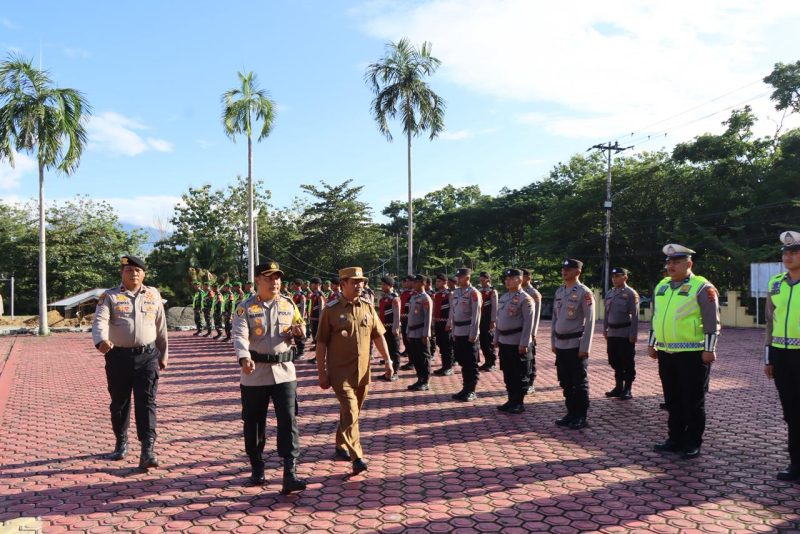 Kapolres Aceh Besar AKBP Sujoko S.I.K.M.H.,dan Wakil Bupati Aceh Besar Drs.H. Syukri A.Jalil Pemimpin Apel Pasukan Operasi Kepolisian Terpusat Lilin Seulawah 2025 di Lapangan Apel Mapolres Aceh Besar, kota Jantho ,Jumat (19/12/2025). 