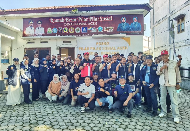 Kepala Dinas Sosial Aceh Chaidir, S.E.,M.M. bersama unsur terkait resmi melepas 60 orang relawan Pilar - Pilar Sosial untuk membantu dalam penanganan korban bencana banjir dan longsor di Kabupaten Aceh Tamiang, Sabtu (20/12/2025).