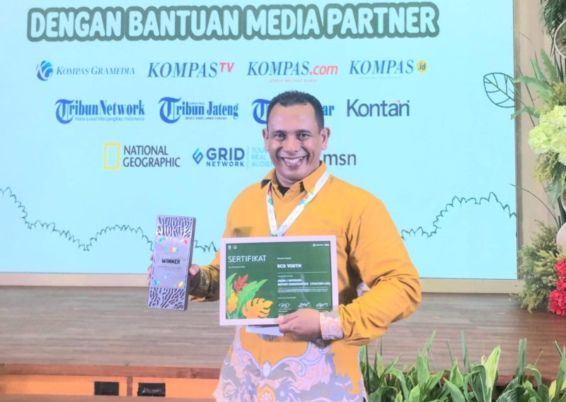 Said Idrus, guru SMAN Seribu Bukit, Gayo Lues menjadi juara satu tingkat nasional menerima penghargaan ASRI Award 2025 di Aula Plaza Gedung A Kemendikdasmen.