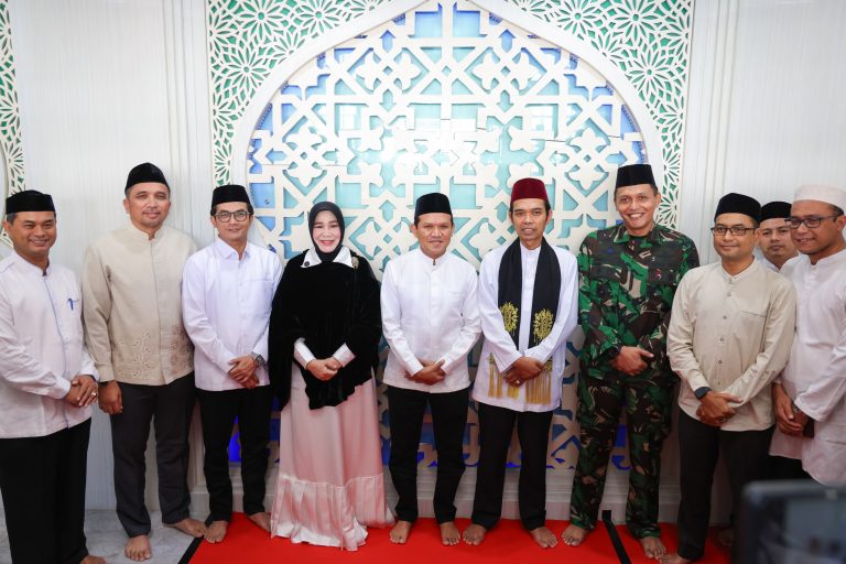 Walikota banda aceh illiza sa'aduddin jemal bersama wakil gubernur aceh fadullah dan tokoh tokoh terkemuka lainnya menghadiri peringatan 21 tsunami aceh di masjid raya baiturrahman, (26/12/2025).
