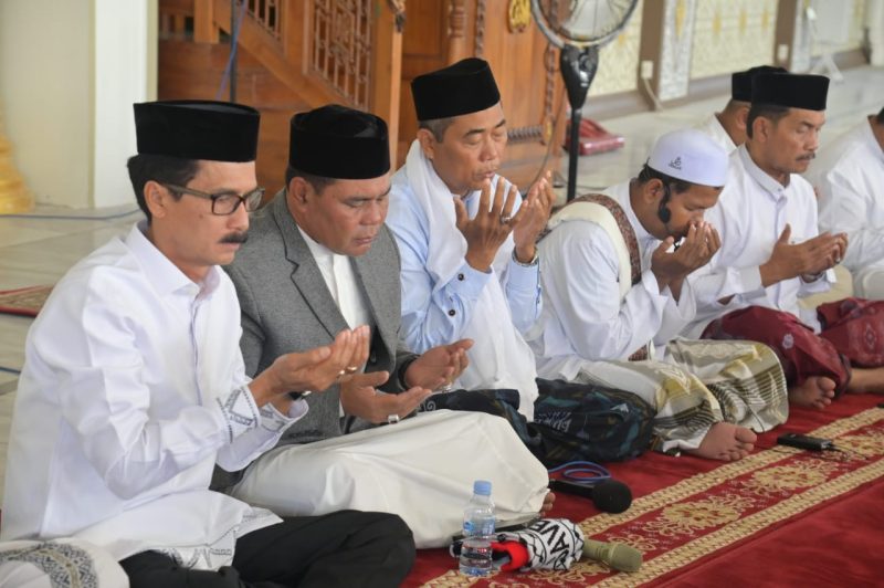 Bupati Aceh Besar H. Muharram Idris mengikuti doa dan zikir bersama pada peringatan ke—21 Tsunami Aceh , di Masjid Rahmatullah Lampuuk, Kecamatan Lhoknga, Kabupaten Aceh Besar, Jumat (26/12/2025). FOTO/MC ACEH BESAR