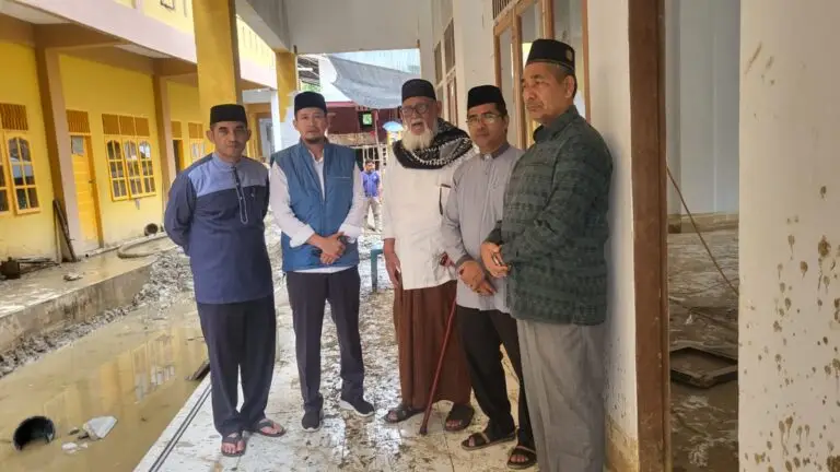 Plh. Disdik Dayah Aceh  Andriansyah didampingi oleh sejumlah pejabat struktural Disdik Dayah Aceh, meninjau langsung kerusakan infrastruktur pendidikan dayah serta memastikan kondisi kesehatan guru bakti dan santri pasca-bencana, (26/12/2025).