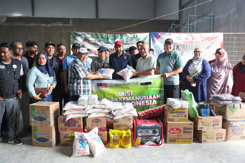 Mualem, menerima secara simbolis bantuan kemanusiaan dari warga Malaysia di Aceh Utara pada hari Minggu, (28/12/2025).