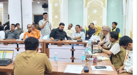 Kadis SI Aceh, Zahrol Fajri, S.Ag., MH, menyampaikan laporan detail mengenai rencana kunjungan ke lokasi-lokasi terdampak.  Laporan ini dipaparkan dalam rapat penting yang berlangsung di Posko Tanggap Bencana Potda, Lantai 3, Kantor Gubernur Aceh, pada Senin malam (08/12/2025),