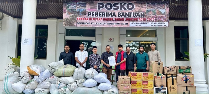 Kepala Dinas Pendidikan Dayah Aceh, Andriansyah, S.Ag., M.H., menyerahkan bantuan bencana hidrometeorologi yang dikumpulkan melalui Posko Peduli Bencana Dinas Pendidikan Dayah Aceh kepada petugas Posko Induk Pemerintah Aceh di Banda Aceh, Jumat, (5/12/2025).