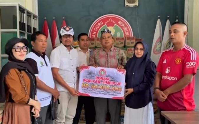 PGRI Kabupaten Simeulue menunjukkan kepedulian mendalam terhadap para korban banjir di Aceh dengan mengirimkan bantuan berupa sembako dan uang tunai pada hari Jumat, (19/12/2025).