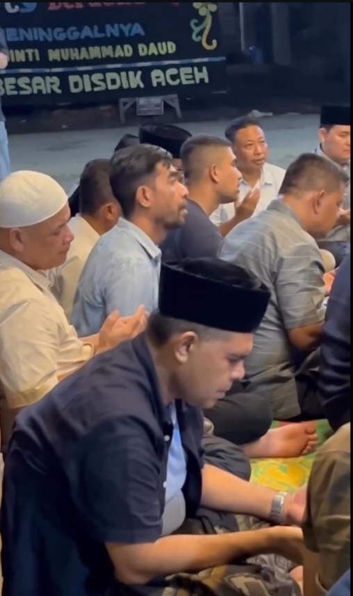 Keluarga Besar Dinas Pendidikan Aceh saat melaksanakan doa bersama untuk Almarhumah Ibunda tercinta dari Plt. Kadisdik Aceh, Murthalamuddin, S.Pd., M.SP, pada Jumat, (19/12/2025), di Aule Bilie Rayeuk, Aceh Utara.