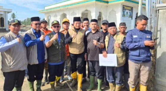 Menteri Agama, didampingi oleh Kadis SI Aceh, Zahrol Fajri, S.Ag., MH, dan Plh. Kadis Pendidikan Dayah Aceh, mewakili Pemerintah Aceh, menyempatkan diri untuk meninjau langsung kondisi masyarakat terdampak banjir di Masjid Jami’ Cot Ara, Kec. Kutablang, Kab. Bireuen, minggu (14/12/2025).