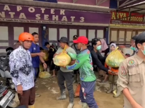 Pengurus PGRI Bekasi menunjukkan solidaritas dan kepedulian yang tinggi dengan menyalurkan 50 paket bantuan bagi para korban banjir pada Senin, (15/12/2025).  Bantuan tersebut diserahkan langsung kepada Pengurus PGRI Aceh Tamiang