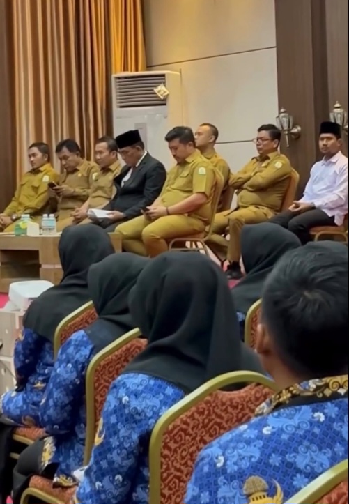 Ratusan guru Pegawai Pemerintah dengan Perjanjian Kerja (PPPK) Formasi Tahun 2025 resmi dilantik dan diambil sumpahnya, senin (22/12/2025).