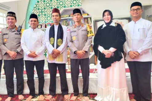 Kepala Dinas Syariat Islam (SI) Aceh, Zahrol Fajri, bersama Wakil Gubernur Aceh, menghadiri peringatan 21 tahun tsunami Aceh yang berlangsung di Masjid Raya Baiturrahman Banda Aceh pada Jumat, (26/12/2025).