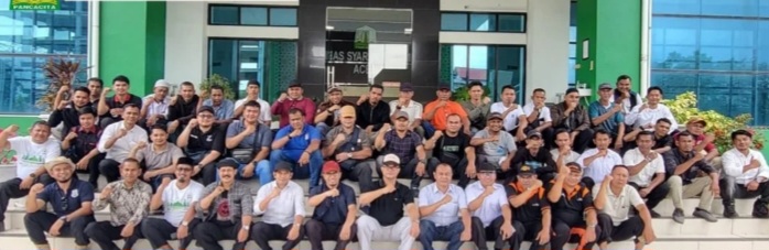 Kepala Dinas Syariat Islam (DSI) Aceh, Zahrol Fajri, S.Ag., MH, memimpin langsung pengarahan kepada Tim Relawan ASN DSI yang akan diterjunkan untuk melaksanakan gotong royong massal di Kabupaten Aceh Utara,minggu (28/12/2025).
