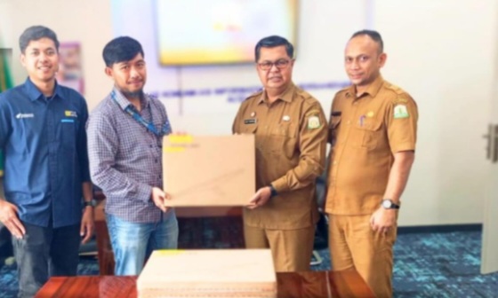 Serah terima bantuan berlangsung di Ruang Kadis Diskominsa Aceh, Banda Aceh, Selasa (30/12/2025).