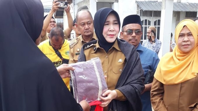 Wali Kota Banda Aceh didampingi oleh Kepala Dinas Sosial Kota Banda Aceh beserta jajaran,di Gampong Jeulingke, Kecamatan Syiah Kuala, Kota Banda Aceh, pada Senin, (15/12/2025).