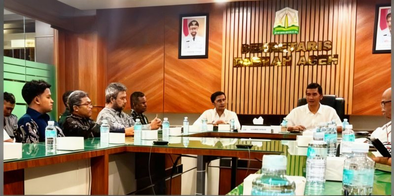 Dinas Pengairan Aceh Ichsan Iswandy, S.STP. MM, menghadiri acara Penyerahan CSR Dashboard di ruang rapat sekda aceh, kantor gubernur Aceh, rabu (21/01/2026).