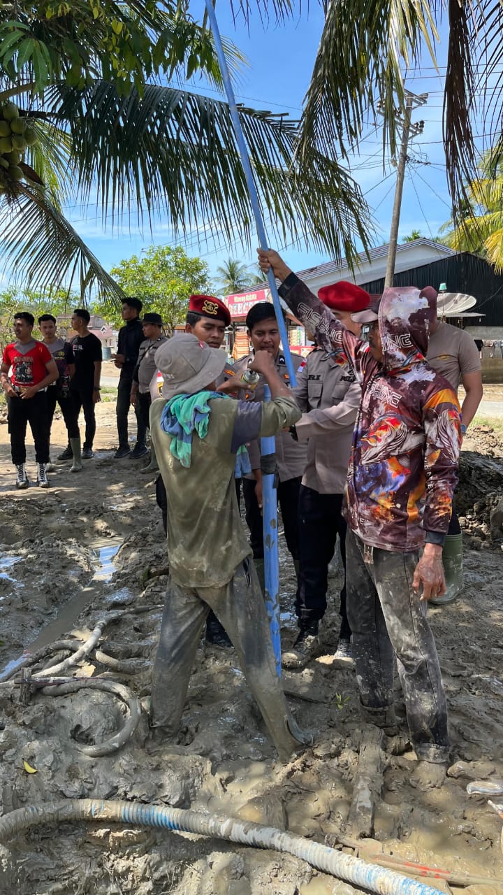 Polres Nagan Raya melaksanakan kegiatan pembuatan sumur bor di lingkungan Tempat Pengajian Anak (TPA) Babul Jannah, Desa Neubok Yee PP, Kecamatan Tripa Makmur, Kabupaten Nagan Raya, Sabtu (3/1/2026).