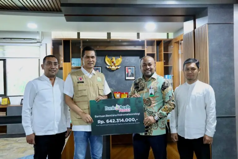 Penyerahan bantuan secara simbolis dilakukan oleh Direktur Utama Bank Aceh, Fadhil Ilyas, kepada Sekretaris Daerah (Sekda) Aceh, Muhammad Nasir, S.IP., MPA,   di Kantor Gubernur Aceh, Jumat (02/01/2026).