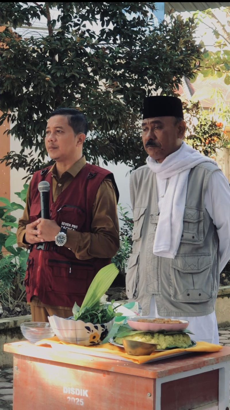 Prosesi peusijuek berlangsung khidmat dengan dzikir, shalawat, dan doa yang dipimpin oleh Tgk. H. Ismail Ishak, Ketua Komite SMA Negeri 1 Matangkuli.
 Khairuddin, S.Pd., M.Pd., bersyukur karena sekolah dapat kembali beroperasi meskipun dalam kondisi terbatas, senin (05/01/2026).