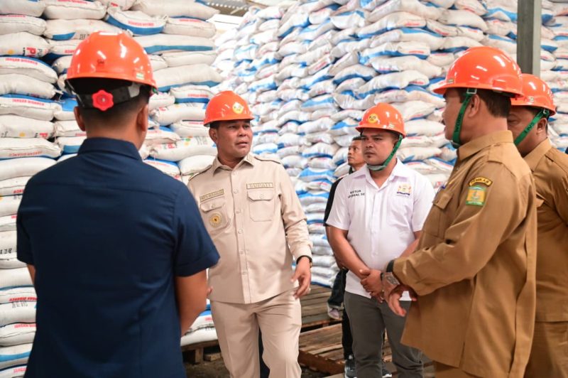 Bupati Aceh Besar H. Muharram Idris (Syech Muharram), berdialog dengan Account Executive Penjualan Wilayah Aceh Pupuk Indonesia, Muhammad Ihsan, saat peninjauan Gudang PIM, di Gampong Cot Mon Raya, Kecamatan Blang Bintang, Kabupaten Aceh Besar, Selasa (6/1/2026). FOTO/ MC ACEH BESAR
