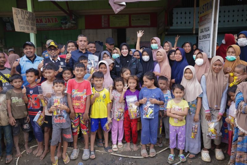 Wali Kota Banda Aceh Illiza Sa’aduddin Djamal bersama jajaran Pemerintah Kota Banda Aceh menyalurkan bantuan kemanusiaan bagi korban banjir di Kabupaten Aceh Utara.
Kunjungan tersebut merupakan wujud solidaritas antar daerah, disambut Wakil Bupati Aceh Utara Tarmizi di Kecamatan Sawang. Rabu (3/1/2026)