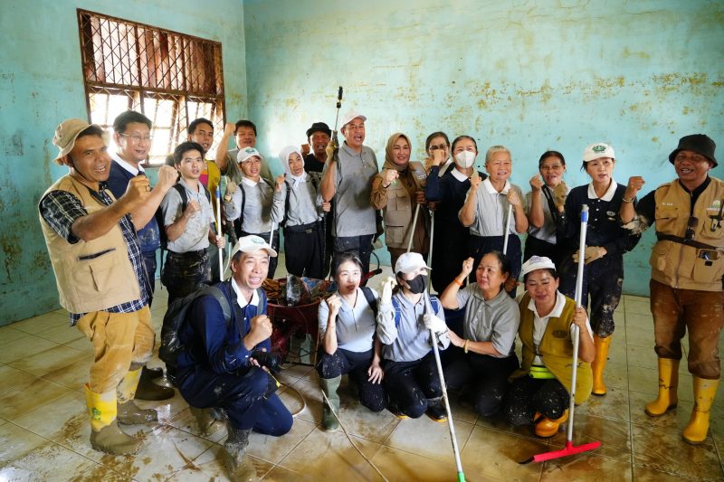 Kak Na didampingi kadis disdik  meninjau SLB Negeri Pembina Aceh Tamiang, yang berada di Desa Landuh Kecamatan Rantau, Minggu (11/1/2025).