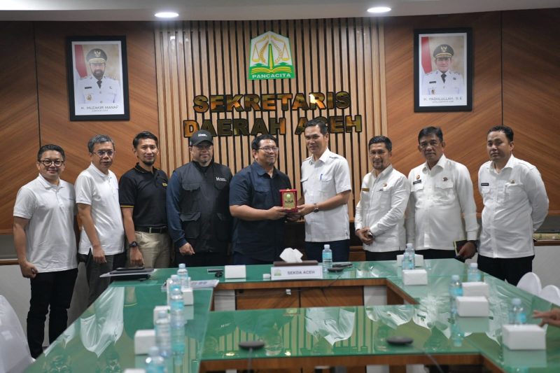 Sekda Aceh M. Nasir, S.IP, MPA menerima bantuan kemanusiaan senilai Rp2,5 miliar dari PT Tiara Marga Trakindo (TMT) di Kantor Gubernur Aceh, Rabu (14/1/2026). Bantuan tersebut akan dikelola Human Initiative melalui berbagai program penanganan korban banjir di Aceh. Selain dana tunai, TMT juga menyalurkan bantuan sandang dan pangan bagi warga terdampak.