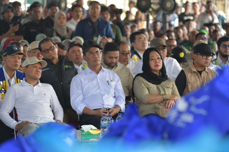 Wakil Gubernur Aceh, Fadhlullah, SE mendampingi serta menerima bantuan Kementerian Peduli Bencana yang diserahkan kan oleh Menteri Pertanian RI. Amran Sulaiman, Ketua Komisi IV DPR RI, Titiek Soeharto dan beberapa Anggota DPR RI di desa Pinto Makmur, Aceh Utara, Kamis, (15/01/2026).