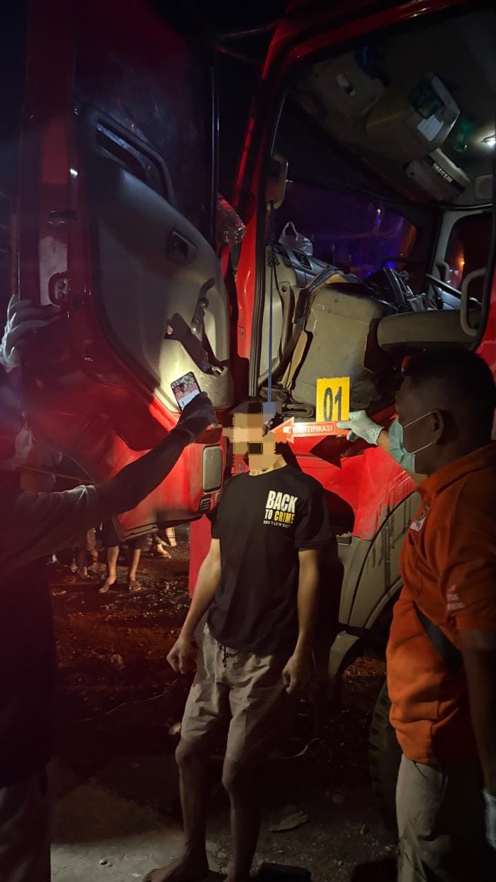 D*** (22thn), seorang sopir truk asal Desa Wangureja, Kecamatan Nyalindung, Kabupaten Sukabumi, Provinsi Jawa Barat, ditemukan dalam kondisi tergantung di bagian dalam mobil UD Truck CKE 250 yang terparkir di pinggir jalan raya Nagan Raya menuju Aceh Barat, tepatnya di depan Masjid Desa Blang Muko,pada Kamis malam, (15/01/2026) pukul 20.00 wib.