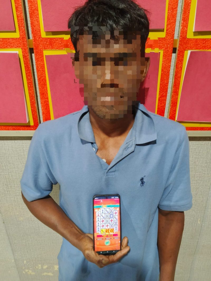 Polres Nagan Raya kembali menunjukkan komitmennya dalam memberantas penyakit masyarakat, khususnya praktik maisir (judi) online, Pada Minggu dini hari, (18/01/2026),