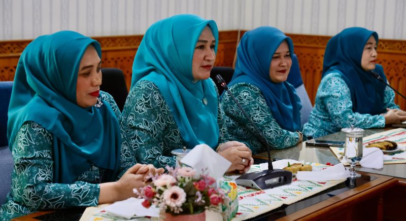 Ketua TP PKK Aceh Marlina Muzakir, dalam sambutannya pada Rapat Kerja TP PKK Aceh tahun 2026, di Aula Kantor TP PKK Aceh, Senin (19/1/2025).