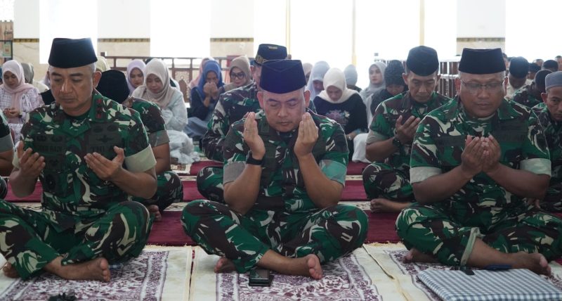Mayor Jenderal TNI Joko Hadi Susilo, S.I.P, menghadiri peringatan Isra Mikraj Nabi Besar Muhammad SAW Tahun 1447 Hijriah/2026 M yang diselenggarakan oleh Kodam Iskandar Muda di Masjid Baabul Mawaddah, Makodam IM, Kamis (22/01/2026).