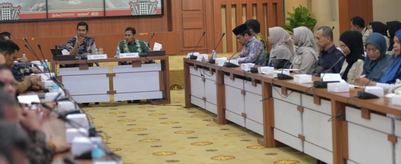 Sekretaris Daerah Aceh, M. Nasir, S.IP, MPA menggelar rapat koordinasi (rakor) penyelenggaraan program Makan Bergizi Gratis (MBG) di Aceh bersama Kepala Badan Gizi Nasional (BGN) Regional Aceh, Koordinator Wilayah MBG serta para Kepala Satuan Tugas (Satgas) MBG kabupaten/kota, di Gedung Serbaguna Kantor Gubernur, Kamis, (22/01/2026).