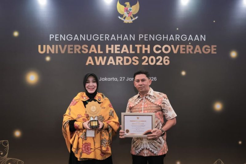 Wali Kota Banda Aceh Illiza Sa’aduddin Djamal penghargaan diserahkan oleh Menteri Koordinator Pemberdayaan Masyarakat RI Muhaimin Iskandar, pada acara penganugerahan di Jakarta, Selasa, (27/01/2026).