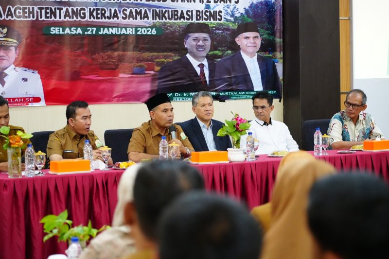 Plt. Kepala Dinas Pendidikan Aceh Murthalamuddin saat menyampaikan sambutan pada kegiatan MoU antara PT Global Mandiri USK dengan BLUD SMKN 1, SMKN 2, dan SMKN 3 Banda Aceh, di Aula SMKN 3 Banda Aceh, Selasa (27/01/2026).