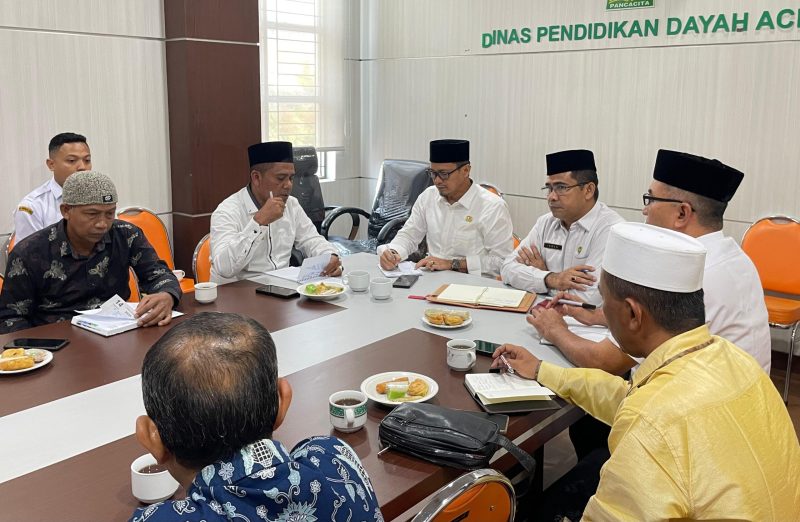 Dinas Pendidikan Dayah Aceh menerima kunjungan audiensi dari Dinas Pendidikan Dayah Kabupaten Aceh Besar beserta jajaran, 
Audiensi berlangsung di Aula Lantai II Kantor Disdik Dayah Aceh, Kota Banda Aceh, Rabu (28/01/2026).