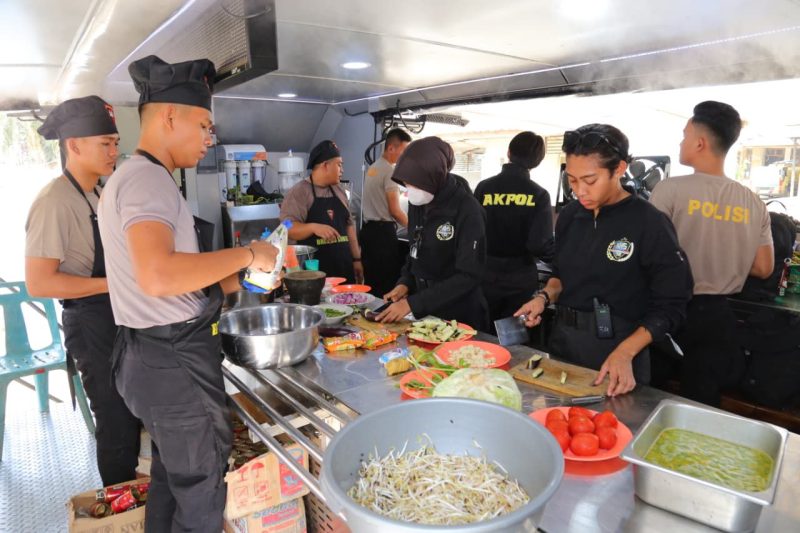 Latsitardanus XLVI Tahun 2026 dari Taruna Akademi Kepolisian (Akpol) turut membantu kegiatan dapur lapangan di Pos Komando (POSCO) Pengungsian Samsat Aceh Tamiang, Kamis, (29/01/2026).