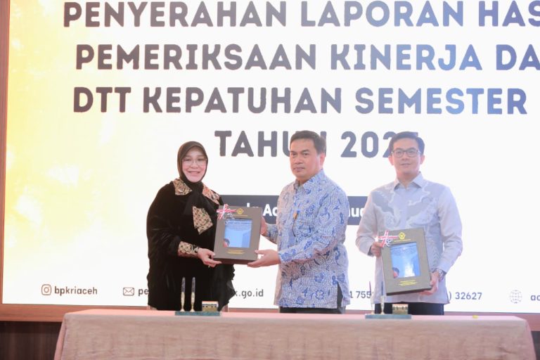Wali Kota Banda Aceh, Illiza Sa’aduddin Djamal, dan Ketua DPRK, Irwansyah menerima Laporan Hasil Pemeriksaan (LHP) Kinerja dan Dengan Tujuan Tertentu (DTT) Kepatuhan Semester II 2025 dari Badan Pemeriksa Keuangan (BPK) Perwakilan Aceh, Andri Yogama, dalam acara yang digelar di aula kantor BPK setempat pada Jumat, (30/01/2026).
