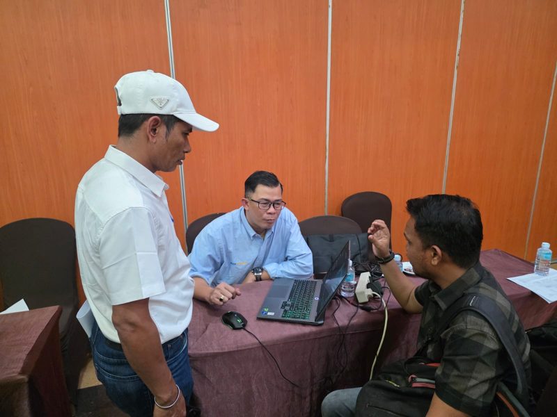 Kepala Bidang Sarana dan Prasarana Dinas Pendidikan Aceh, Dahlawi, S.Kom., M.Si., memberikan arahan kepada peserta Revitalisasi unsur Kepala Sekolah SMK dan SLB dalam proses penghitungan Rencana Anggaran Biaya (RAB)