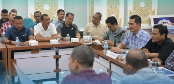 Disperindag Aceh, T. Adi Darma, ST, menghadiri rapat koordinasi penugasan Relawan ASN Pemerintah Aceh Tahap II yang dipimpin oleh Sekda Aceh, M. Nasir, S.IP, MPA. Rapat tersebut berlangsung di Posko Tanggap Darurat Kantor Gubernur Aceh, pada tanggal (01/01/2026) di Banda Aceh.