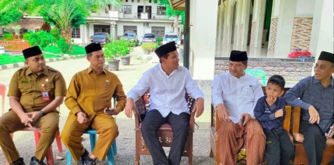 Karo Adpim Setda Aceh, Akkar Arafat, S.STP, M.Si, dan Kepala Dinas Syariat Islam Aceh, Bp. Zahrol Fajri, S.Ag., MH, mendampingi Wakil Gubernur Aceh dalam kunjungan ta'ziah ke kediaman Ketua MPU (Majelis Permusyawaratan Ulama) Aceh, Tgk. H. Faisal Ali, S.Sos., M.Pd (Abu Faisal Ali), selasa (06/01/2026).