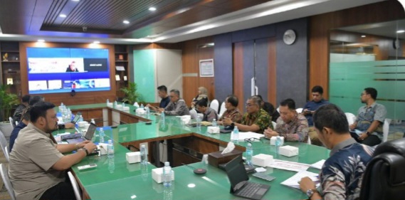 Plt. Kepala Dinas Pengairan Aceh, Erwin Ferdinansyah, S.T., M.T., turut mendampingi Sekretaris Daerah Aceh, M. Nasir, S.IP., MPA., dalam sebuah pertemuan penting melalui Zoom Meeting dengan Kementerian Koordinator bidang Infrastruktur RI.  Petemuan ini diadakan pada hari Kamis, (08/01/2026), di Ruang Rapat Sekda Aceh, Banda Aceh.
