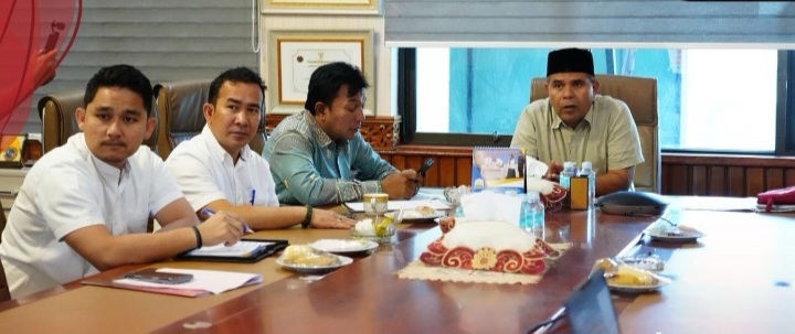 Plt. Kadisdik didampingi oleh sejumlah pejabat Eselon III Disdik Aceh memimpin rapat persiapan rehabilitasi dan rekonstruksi gedung sekolah serta mobile, Pada hari Jumat, (09/01/2026).
