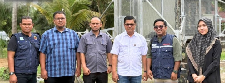 Kadis Kominsa Dr. Edi Yandra, didampingi oleh Kabid TIK, Fesrianevalda, melakukan survei dan pemantauan infrastruktur tower BTS telekomunikasi yang terdampak bencana hidrometeorologi tahun 2025.
Kegiatan ini dilaksanakan di Kuta Blang, Kabupaten Bireuen, pada hari Jumat, (09/01/2026).
