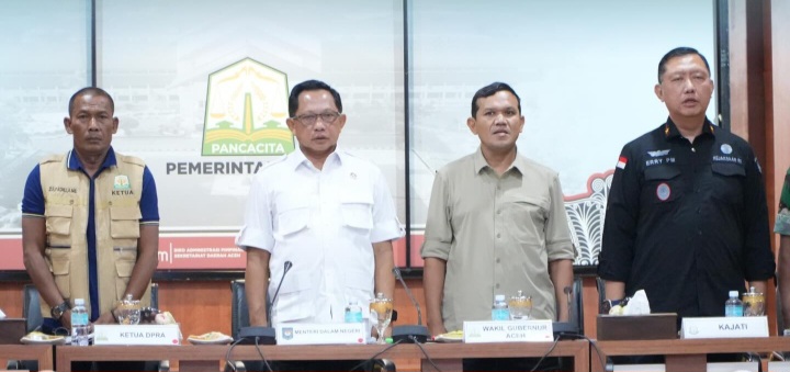 Ketua DPRA Zulfadhli, A.Md,   mendampingi Menteri Dalam Negeri RI, rapat ini juga dihadiri oleh Wakil Gubernur Aceh, Forkopimda Aceh, para Bupati/Wali Kota se-Aceh, Kepala SKPA/Biro, serta perwakilan dari berbagai instansi terkait, berlangsung di Ruang Serbaguna Setda Aceh, Banda Aceh, pada hari Sabtu, (10/01/2026).