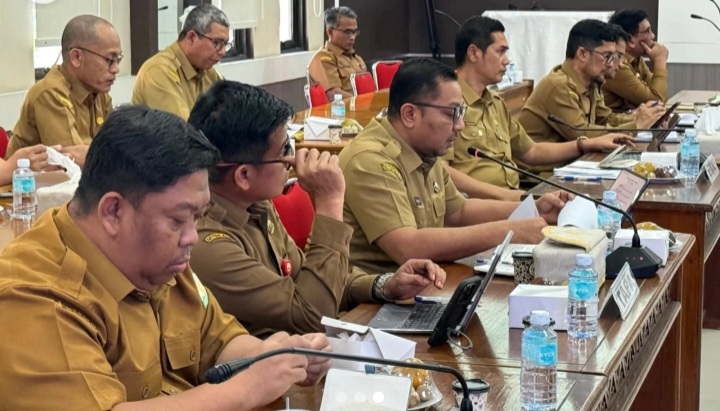 Kepala (BPKA)Reza Saputra, S.STP., M.Si., bersama Sekretaris Daerah Aceh selaku Ketua Tim Anggaran Pemerintah Aceh (TAPA), M. Nasir, S.IP., MPA., beserta jajaran TAPA, menghadiri rapat pembahasan hasil evaluasi Kementerian Dalam Negeri RI tentang, rapat tersebut digelar bersama Badan Anggaran (Banggar) Dewan Perwakilan Rakyat Aceh (DPRA) di ruang serbaguna DPRA, Banda Aceh, pada Senin, (12/01/2026).